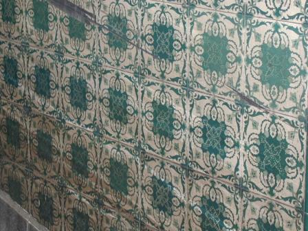 Pormenor dos azulejos antes da limpeza.